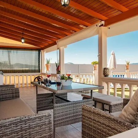Sea Breeze Oasis בית נופש Mólos